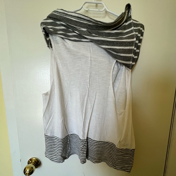 Gap Nursing/Maternity Top - Picture 2 of 3